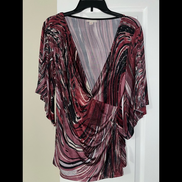 Dress Barn Tops - Dress Barn 1XW glittery “v” neck top